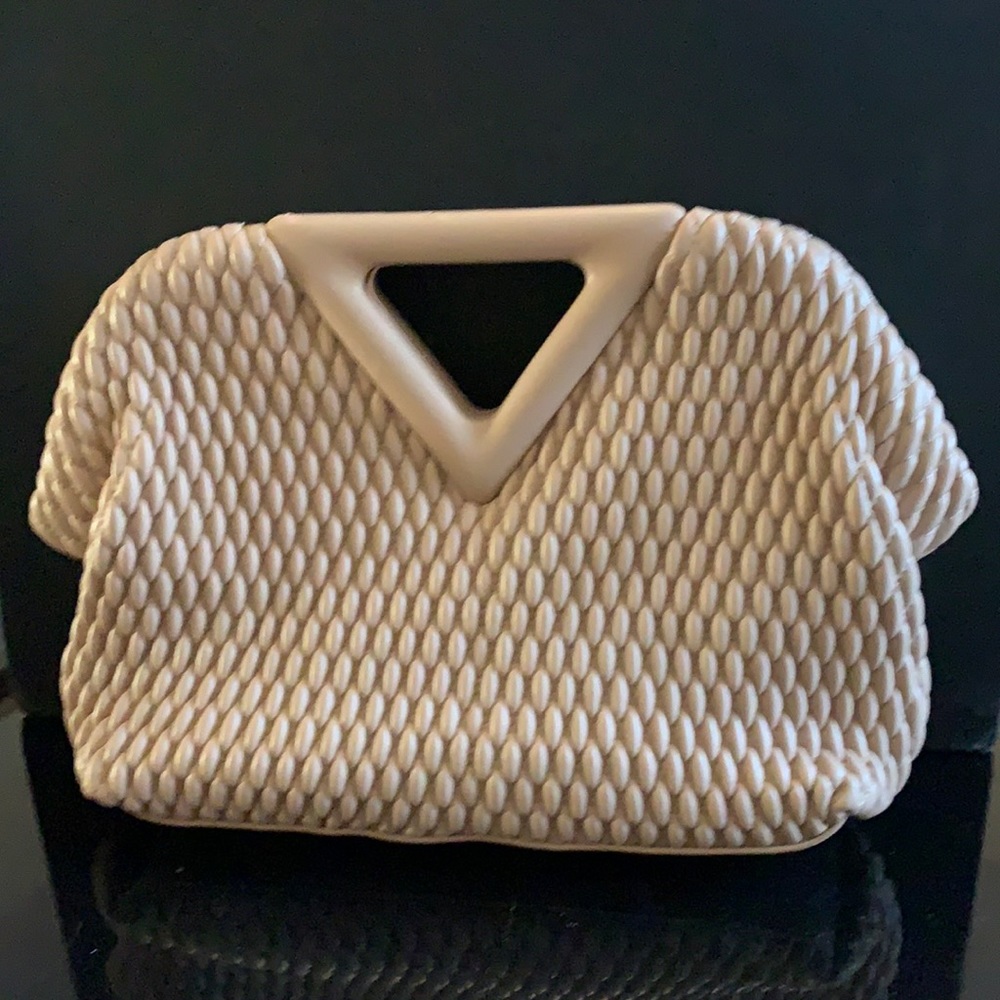 GORGEOUS Bottega Veneta Point leather handbag
